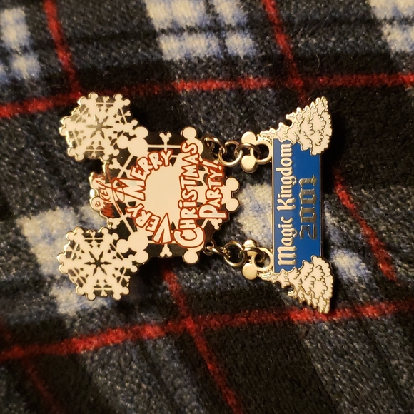 Mickey's Very Merry Christmas Party 2001 Pin - Picture 1 of 2